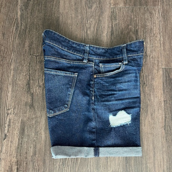 ARIZONA JEAN CO || SIZE 7 || DENIM CUFFED DISTRESSED SHORTS - Picture 4 of 10